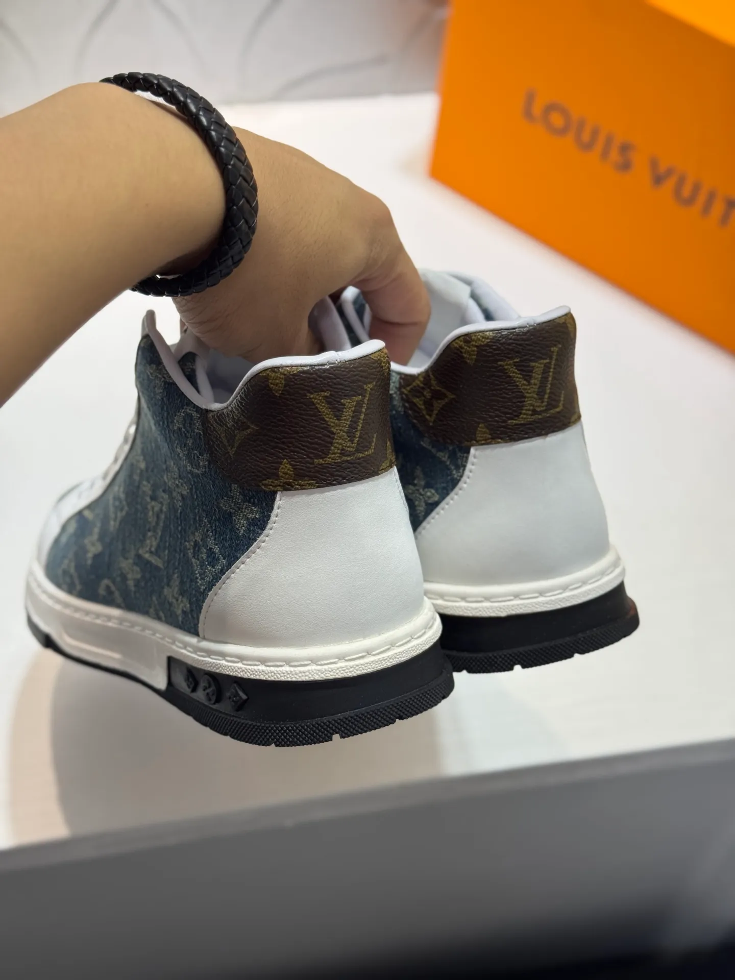 Men's shoes 💰420 [New style] 🐛🐛Top original order - Louis Vuitton®️ Trendy and fashionable yet low-key men's casual shoes, uppers made of LV denim spliced ​​with cowhide, comfortable and breathable, sheepskin lining, original rubber outsole, two colors available ~ a must-have for stylish men. Size: 38-44 (45 customized